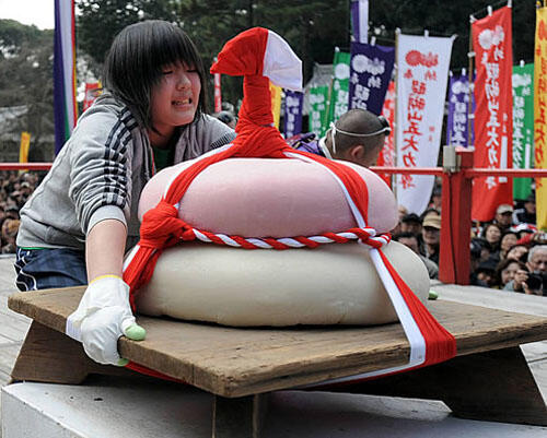 Unik gan!! Lomba Mengangkat Kue Mochi Segede Gaban di Jepang!!