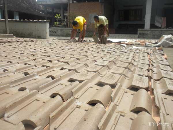 proses pembuatan genteng