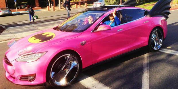Bos Google Kepergok Pakai Mobil Batman Pink..!!