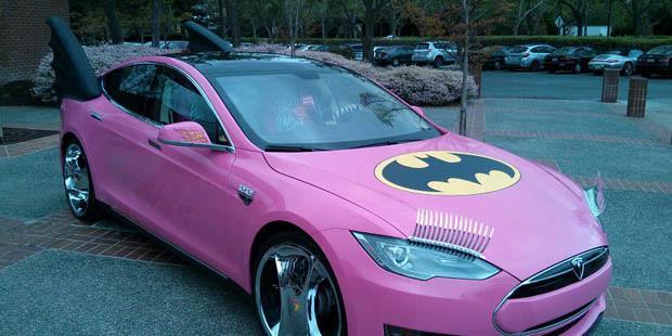 Bos Google Kepergok Pakai Mobil Batman Pink..!!