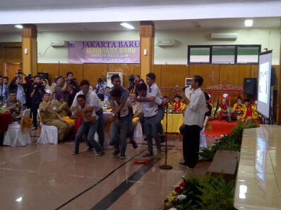 Kumpulkan Pelajar Hobi Tawuran, Jokowi Bagi2 Sepeda dan Ajak Main Gendong-gendongan