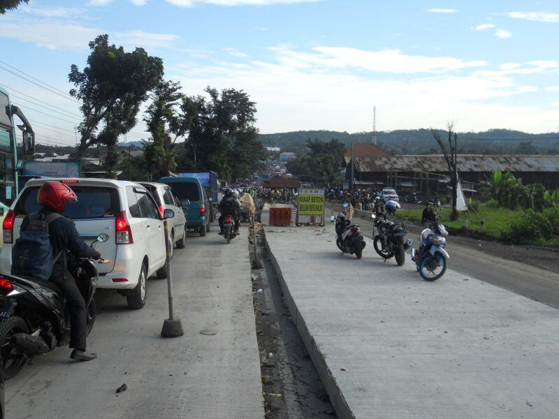 KECELAKAAN TRUCK DI BAWEN 10 APRIL 2013 - BIKIN MACET !!!