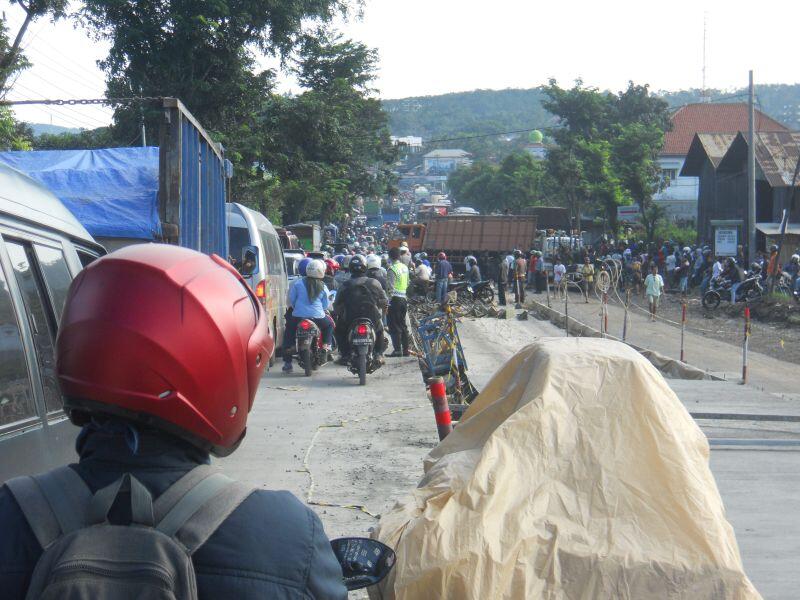 KECELAKAAN TRUCK DI BAWEN 10 APRIL 2013 - BIKIN MACET !!!