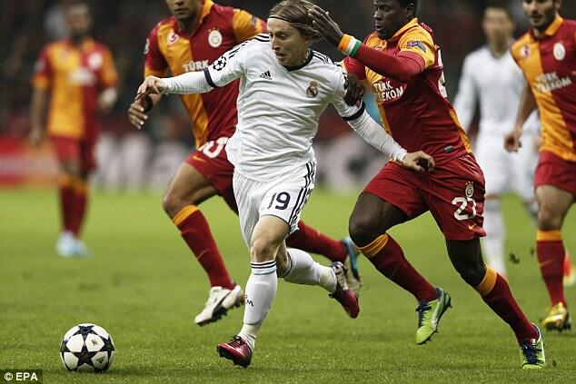 Kostum Real Madrid Tanpa Sponsor di Zurich ( kandang Galatasaray) tadi malam