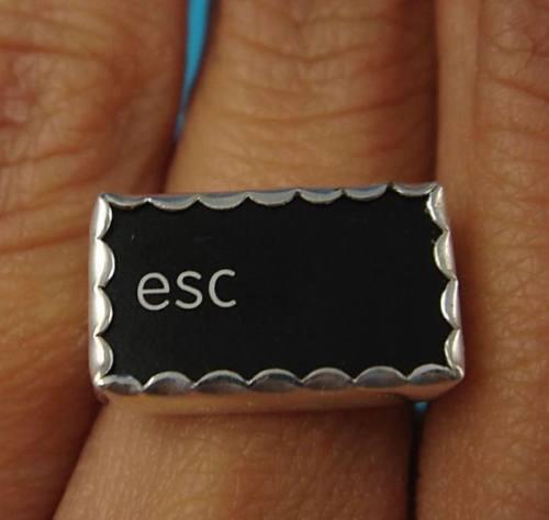 Aksesoris Antik Dan Unik Dari Tombol Keyboard &#91;KREATIF GAN&#93;