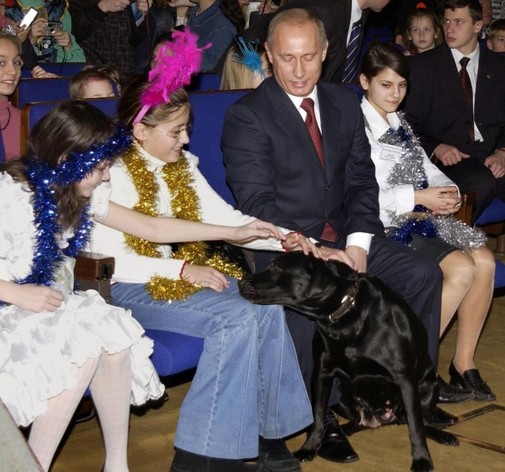 PIC:Putin Bersama Anjing Peliharaannya