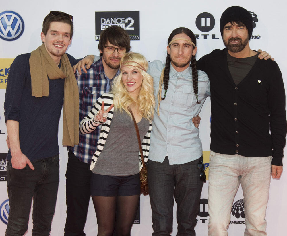 yang belum tau walk off the earth masuk gan (gotye-cover)