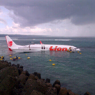 Lion Air nyemplung di Laut selepas kebablasan landing di bandara Ngurah Rai