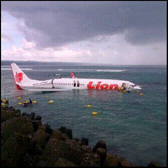 Kecelakaan Pesawat Lion Air, jatuh di landasan pacu bagian barat Bandara Ngurah Rai, 