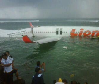 Kecelakaan Pesawat Lion Air, jatuh di landasan pacu bagian barat Bandara Ngurah Rai, 