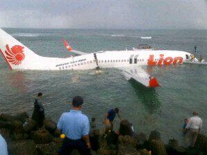 Kecelakaan Pesawat Lion Air, jatuh di landasan pacu bagian barat Bandara Ngurah Rai, 