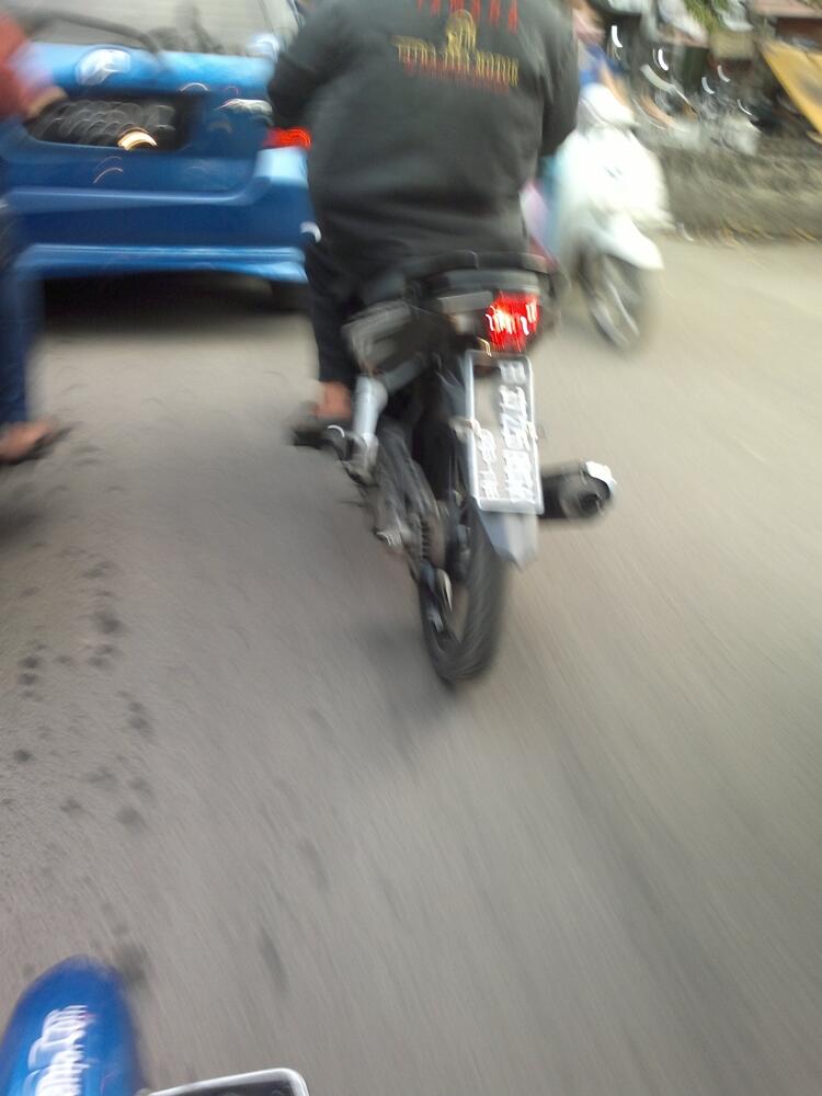 Baru liat orang masang plat kayak gini &#91;PICT+&#93;