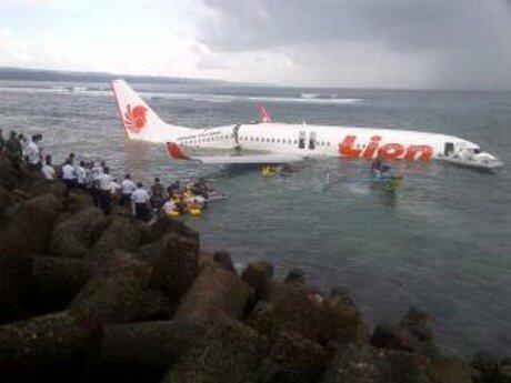 Ajaib! 101 Penumpang Selamat Saat Lion Air Terbelah Jatuh ke Laut di Bali