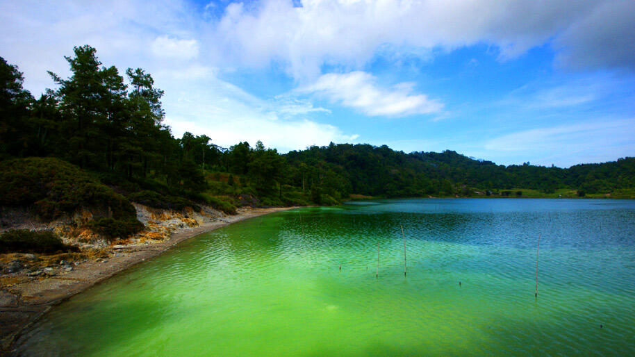 4 danau indonesia yang bisa berubah warna !!!cekidot gan