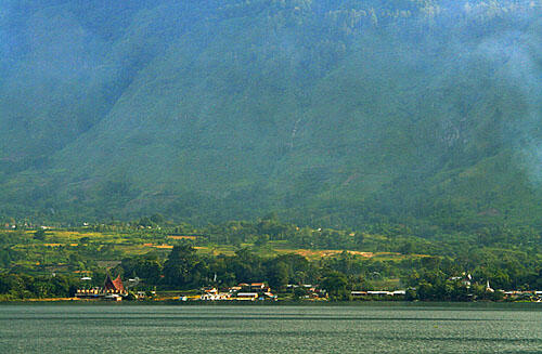 4 danau indonesia yang bisa berubah warna !!!cekidot gan