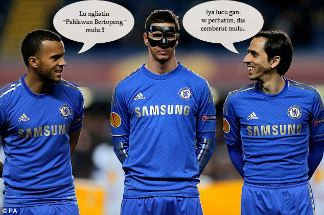 &#91;Pic&#93; Lucu gan, Torres pake topeng. diperhatiin temennya..