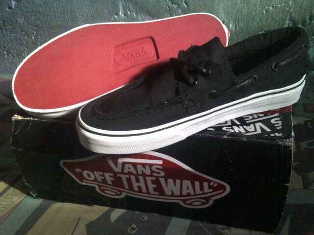 1ca015c1a40 terjual sepatu vans zapato black and white