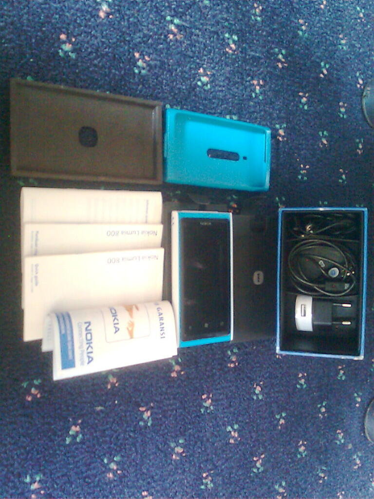 Lumia 800 Cyan Fullset -- Malang..... Rp 2.200.000
