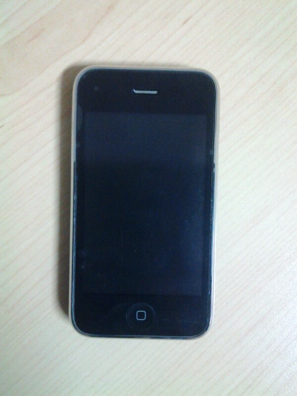 wts iphone 3gs 8gb masih garansi 6 bulan like new.