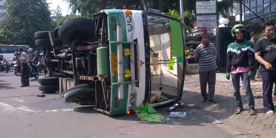 Kopaja ugal-ugalan terbalik, 4 penumpang terluka 