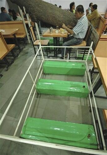 Restoran Ini Ada Di Tengah Kuburan, Gan!