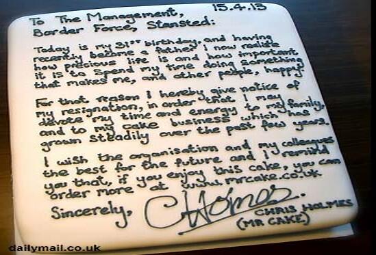 Orang ini membuat surat pengunduran diri dari kue