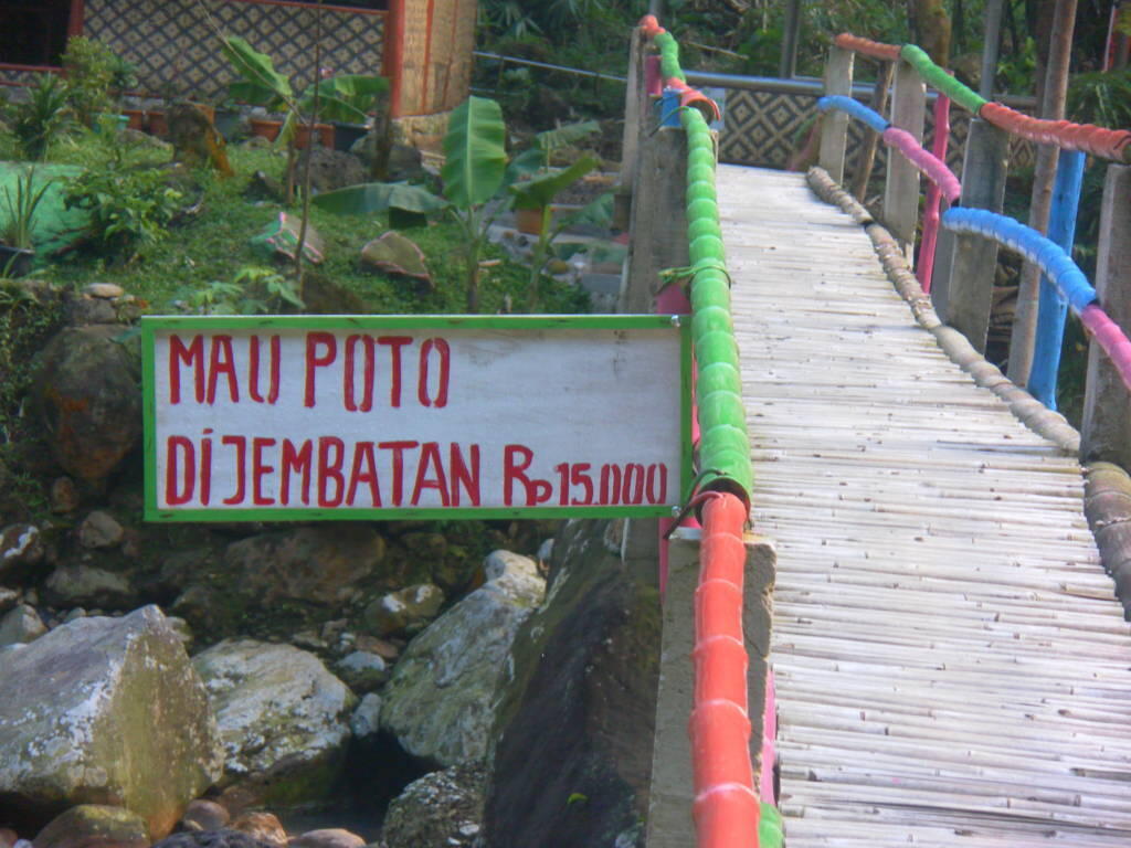 Yang Bikin Jembatan Gak Mau Rugi.. hehe :) Masuk gan..! (Pic Only)