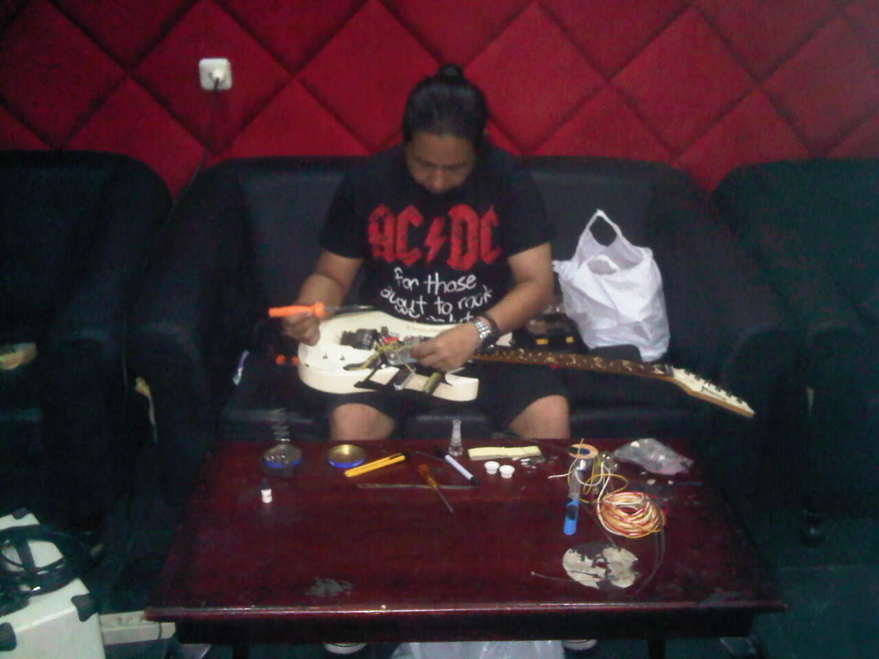 Terima Jasa : Service & Tune Up - Alat Musik ,, Guitar ,, Bass ,, Instrument DLL
