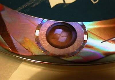 Siapakah Foto 3 Orang di Cover DVD Windows Vista?