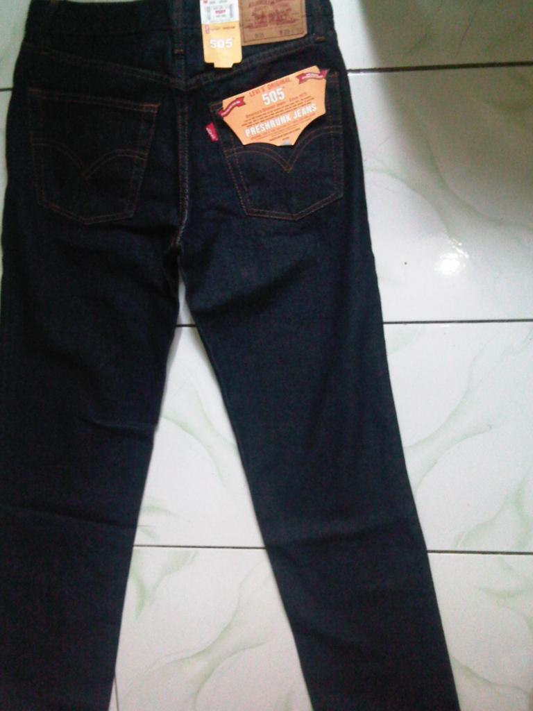 Celana LEVI's