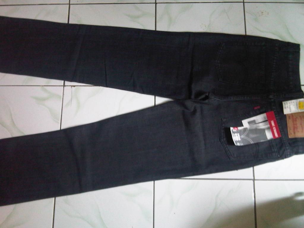 Celana LEVI's