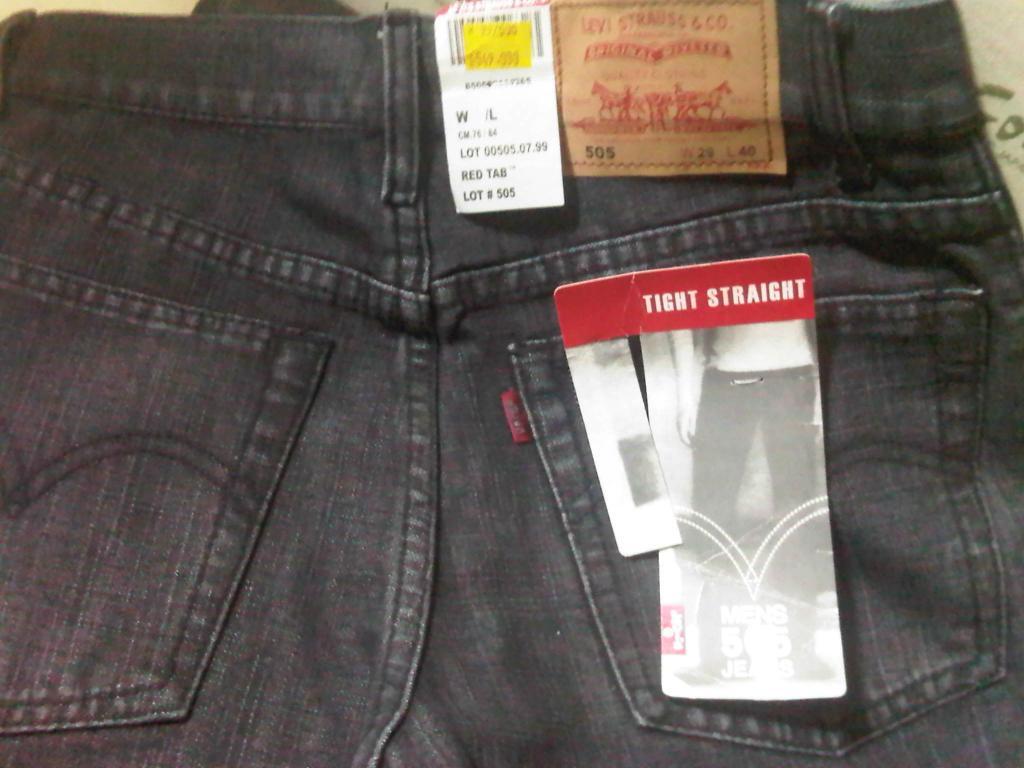Celana LEVI's