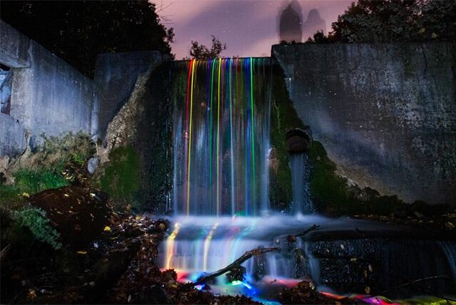 &#91;KEREN&#93; Foto-foto Air Terjun Dengan Cahaya Neon