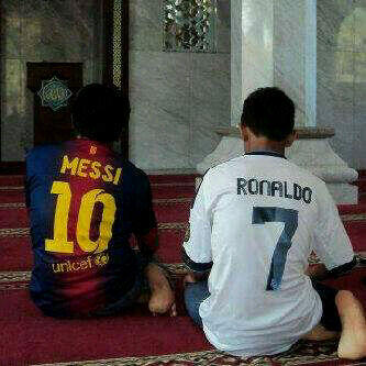 Messi dan Ronaldo sholat gan.......