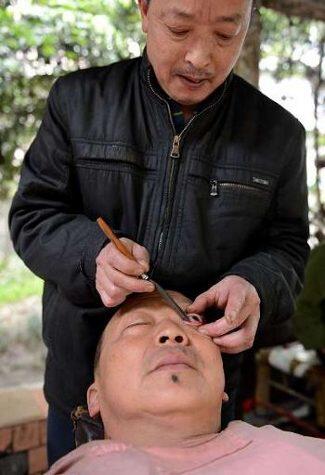 Di China Ada Tempat Cukur Bola Mata Pakai Pisau, Berminat Mencoba?