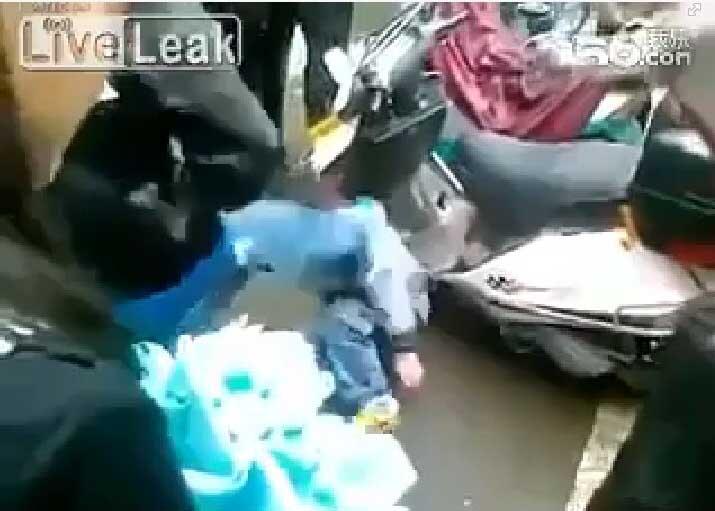 KASIHAN ANAK SEKECIL INI &#91;pic&#93;