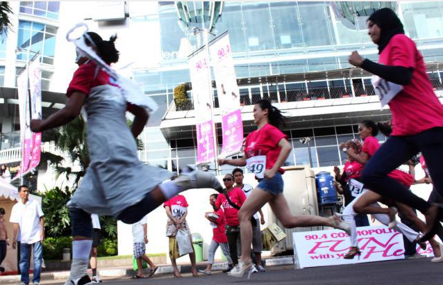 Lomba lari dengan sepatu hak tinggi di Senayan