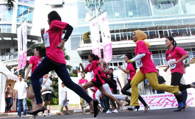 Lomba lari dengan sepatu hak tinggi di Senayan