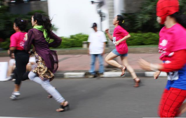 Lomba lari dengan sepatu hak tinggi di Senayan