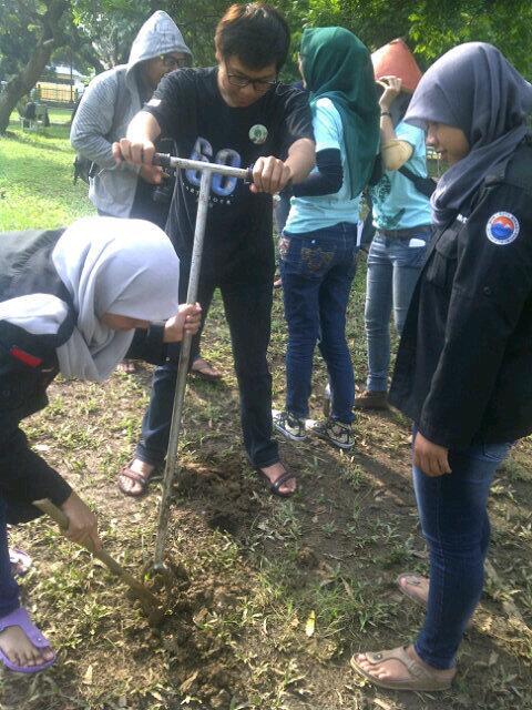  &#91;KOMPETISI AKSI BUMI&#93; #EHBekasi membuat lobang Biopori