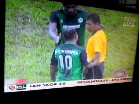 LIVE POSTING! Pemain Persiwa Nonjok Wasit! skrng di AN*V
