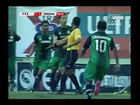 &#91;wasit berdarah ditampolin&#93; Kaciaaaan gan