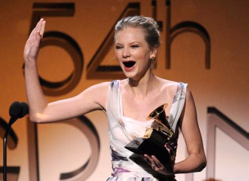 Bagaimana Jadinya Kalo Artis Gak Punya Gigi