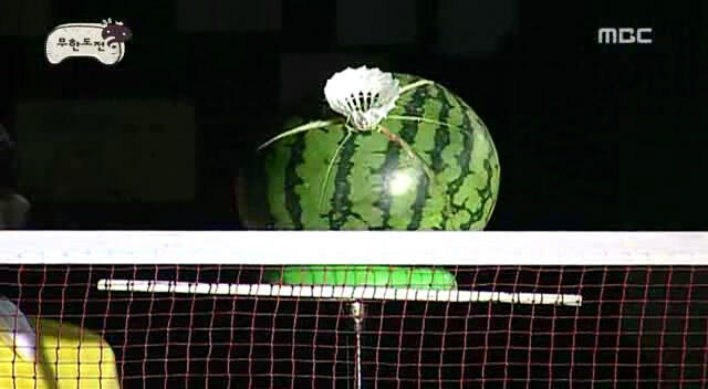 Bisakah shuttlecock badminton memecahkan semangka? BISA !!!!