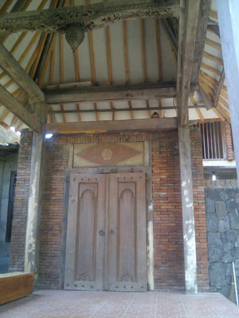 Jual Rumah bergaya Etnik di Solo ( dekat Dengan Hotel Lor In )