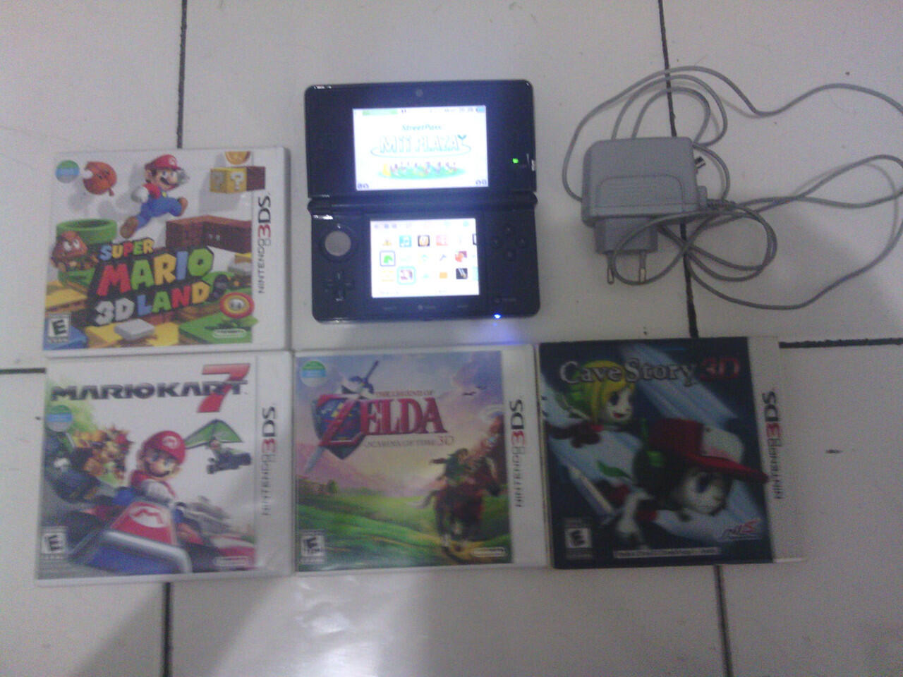WTS Nintendo 3DS Black and 4 Games Cartridge