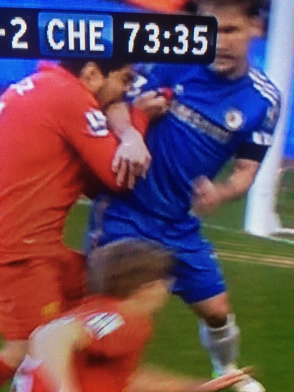 (foto) Luis Suarez menggigit tangan Ivanovic - Liverpool Chelsea