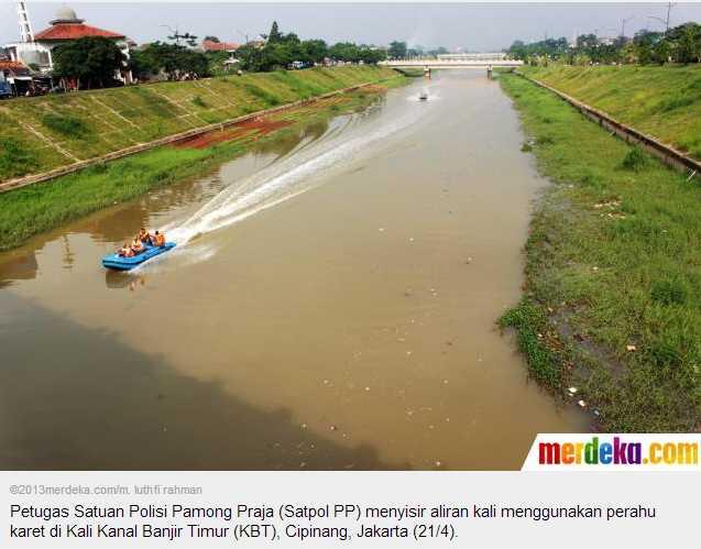 Satpol PP bersih-bersih Kanal Banjir Timur