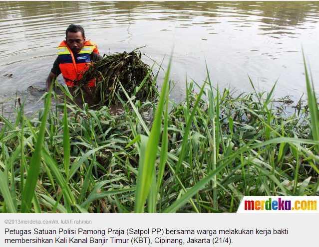 Satpol PP bersih-bersih Kanal Banjir Timur
