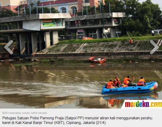 Satpol PP bersih-bersih Kanal Banjir Timur